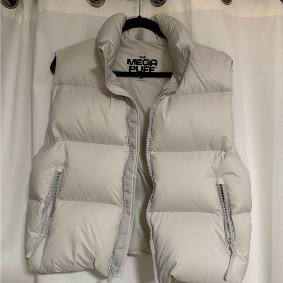 Aritzia - TNA Mega Puff vest - Picture 2 of 4